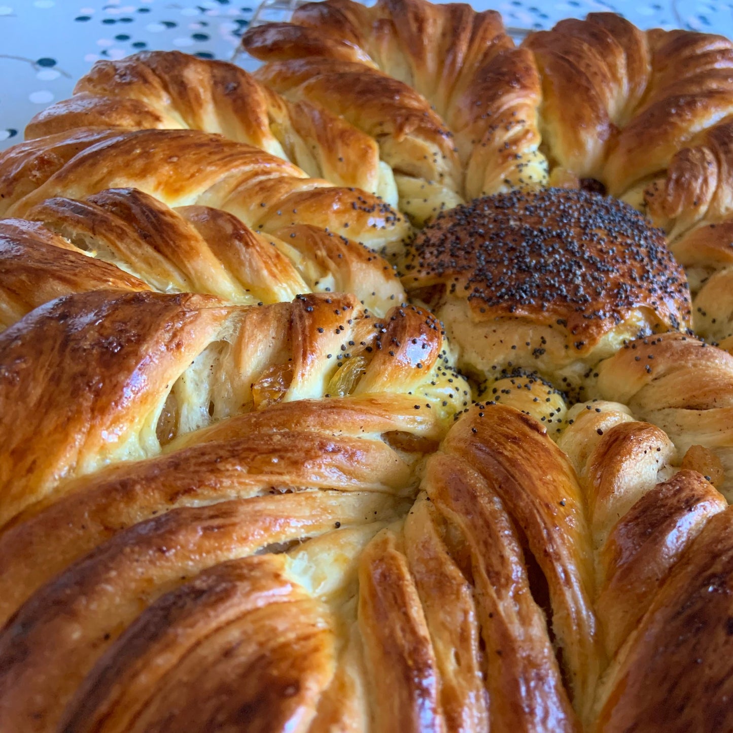 Brioche en fleur, cannelle et raisins secs